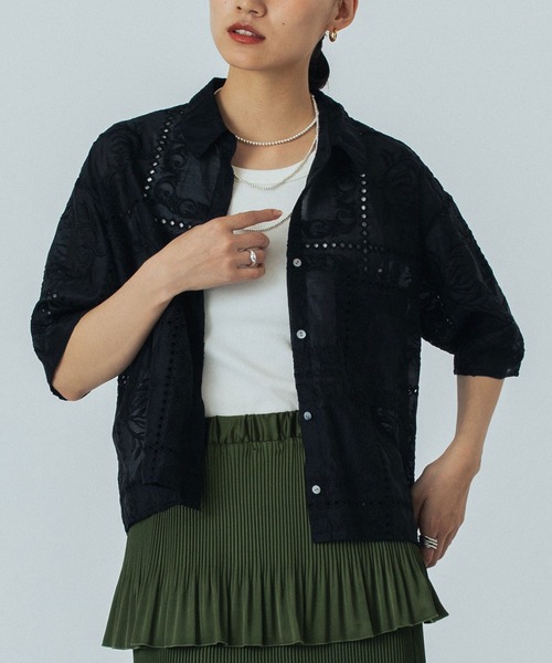 ROSE BUD（ローズバッド）の「EMBROIDERY SHIRT（シャツ/ブラウス・レディース・ブラック/ホワイト/ブラウン・ONE SIZE）」の3枚目の写真