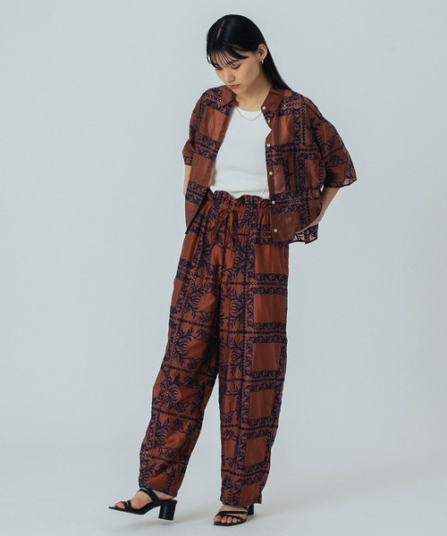 ROSE BUD（ローズバッド）の「EMBROIDERY SHIRT（シャツ/ブラウス・レディース・ブラック/ホワイト/ブラウン・ONE SIZE）」の4枚目の写真