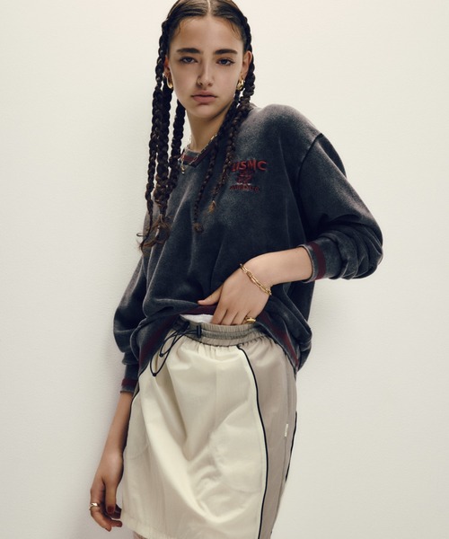 AVIREX（アヴィレックス）の「DEVIL DOG GARMENT DYE SWEAT/デビルドッグガーメントスウェット（スウェット・レディース・チャコールグレー/パープル・F）」の3枚目の写真