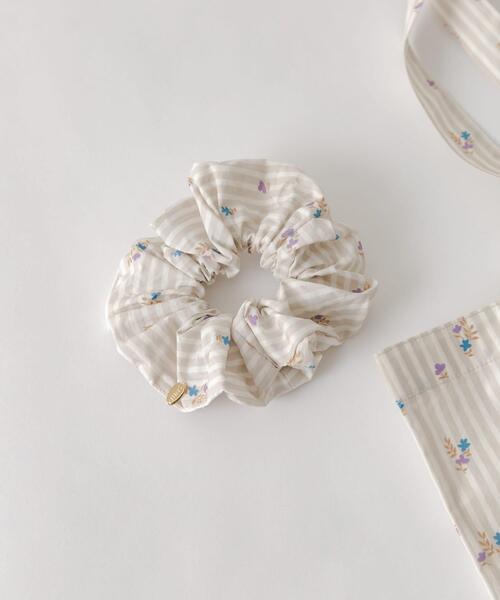 SMELLY(スメリー)の「アソートプリントシュシュ(ヘアゴム・レディース・イエロー系その他/ブルー系その他/ベージュ系その他・-)」の2枚目の写真