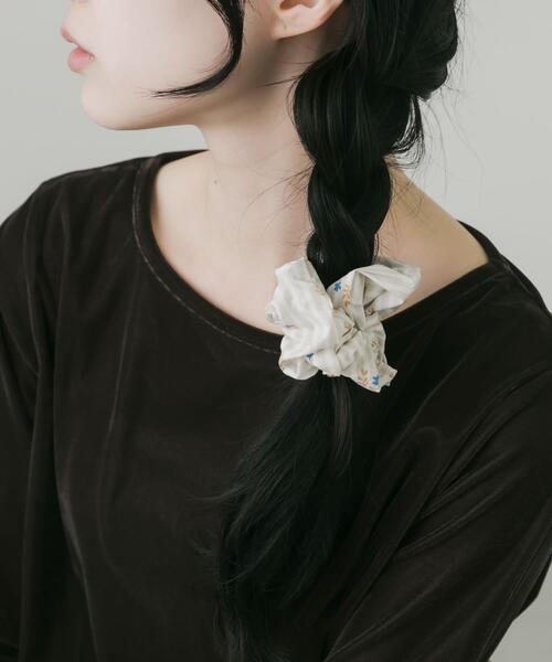 SMELLY(スメリー)の「アソートプリントシュシュ(ヘアゴム・レディース・イエロー系その他/ブルー系その他/ベージュ系その他・-)」の5枚目の写真