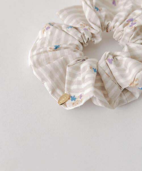 SMELLY(スメリー)の「アソートプリントシュシュ(ヘアゴム・レディース・イエロー系その他/ブルー系その他/ベージュ系その他・-)」の6枚目の写真