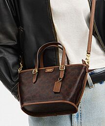 COACH（コーチ）の「タクシー トート バッグ 21・シグネチャー キャンバス（ショルダーバッグ）」
