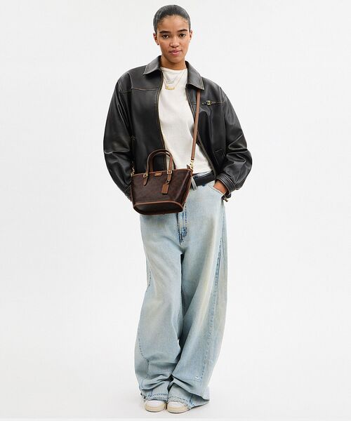 COACH(コーチ)の「タクシー トート バッグ 21・シグネチャー キャンバス(ショルダーバッグ・レディース・ブラウン系その他・ONE)」の5枚目の写真