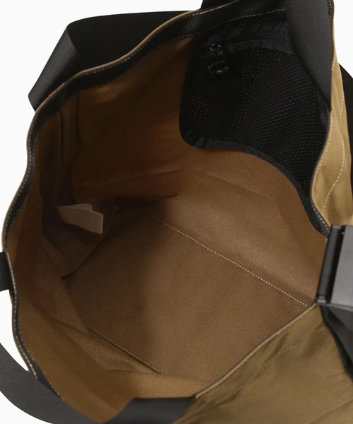 and wander（アンドワンダー）の「【入庫禁止】and wander/アンドワンダー recycle OX logo tote bag ワンポイントロゴ 2WAYトートバッグ（トートバッグ・メンズ・ブラック・FREE）」の2枚目の写真