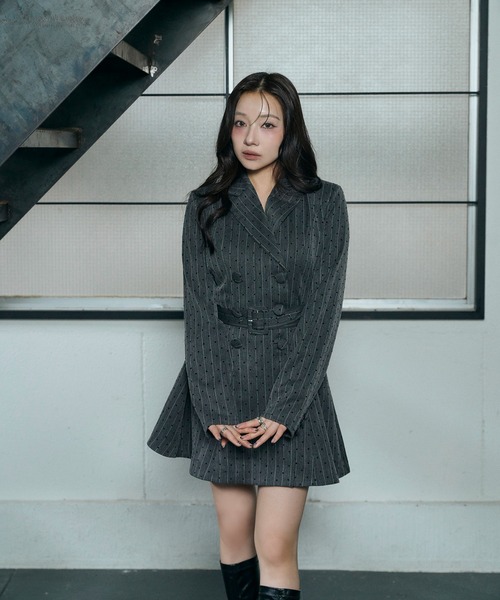 ANDGEEBEE(アンジービー)の「ダブルボタンジャケットワンピ(ワンピース・レディース・チャコールグレー/ブラック・FREE)」の2枚目の写真