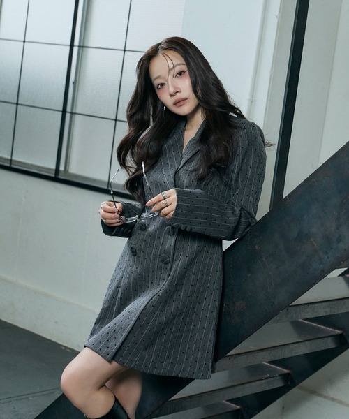 ANDGEEBEE(アンジービー)の「ダブルボタンジャケットワンピ(ワンピース・レディース・チャコールグレー/ブラック・FREE)」の8枚目の写真