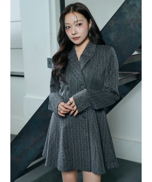 ANDGEEBEE(アンジービー)の「ダブルボタンジャケットワンピ(ワンピース・レディース・チャコールグレー/ブラック・FREE)」の9枚目の写真