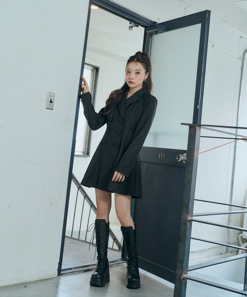 ANDGEEBEE(アンジービー)の「ダブルボタンジャケットワンピ(ワンピース・レディース・チャコールグレー/ブラック・FREE)」の13枚目の写真