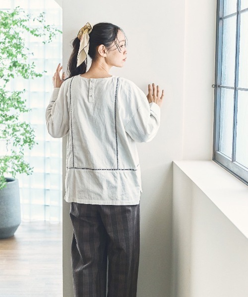 and myera(アンド マイラ)の「and myera 梯子レースのトップス(その他トップス・レディース・グレー系その他/カーキ・L/LL/M/S)」の12枚目の写真