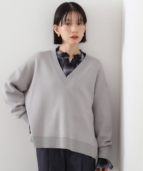 THE SHOP TK (ザ ショップ ティーケー )の「【体型カバー】ゆったり サイドスリットニット(ニット/セーター・レディース・ライトブルー/ナチュラル/グレー/スミクロ・12/13)」の5枚目の写真