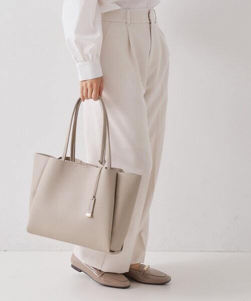OPAQUE.CLIP(オペークドットクリップ)の「【軽量/A4サイズ対応】サフィアーノ調3層トートバッグ(トートバッグ・レディース・アイボリー/ベージュ/ブラック・00)」の3枚目の写真
