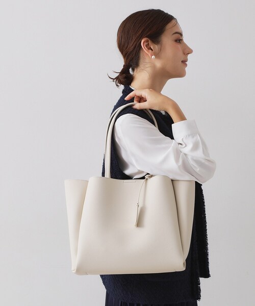 OPAQUE.CLIP(オペークドットクリップ)の「【軽量/A4サイズ対応】サフィアーノ調3層トートバッグ(トートバッグ・レディース・アイボリー/ベージュ/ブラック・00)」の1枚目の写真
