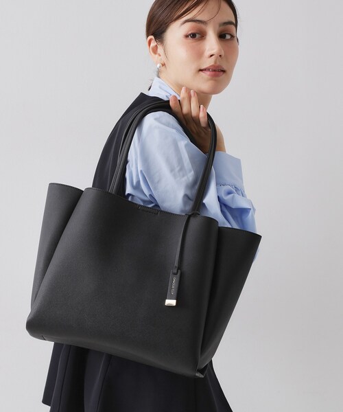 OPAQUE.CLIP(オペークドットクリップ)の「【軽量/A4サイズ対応】サフィアーノ調3層トートバッグ(トートバッグ・レディース・アイボリー/ベージュ/ブラック・00)」の2枚目の写真