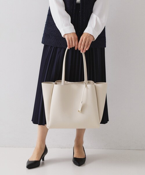OPAQUE.CLIP(オペークドットクリップ)の「【軽量/A4サイズ対応】サフィアーノ調3層トートバッグ(トートバッグ・レディース・アイボリー/ベージュ/ブラック・00)」の4枚目の写真