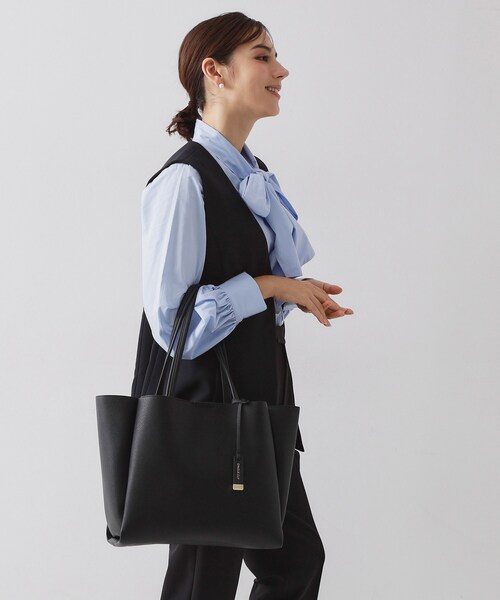 OPAQUE.CLIP(オペークドットクリップ)の「【軽量/A4サイズ対応】サフィアーノ調3層トートバッグ(トートバッグ・レディース・アイボリー/ベージュ/ブラック・00)」の6枚目の写真