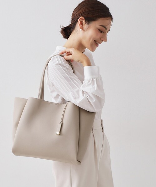 OPAQUE.CLIP(オペークドットクリップ)の「【軽量/A4サイズ対応】サフィアーノ調3層トートバッグ(トートバッグ・レディース・アイボリー/ベージュ/ブラック・00)」の8枚目の写真