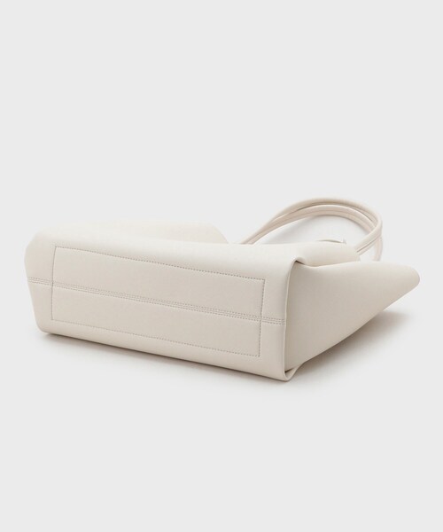 OPAQUE.CLIP(オペークドットクリップ)の「【軽量/A4サイズ対応】サフィアーノ調3層トートバッグ(トートバッグ・レディース・アイボリー/ベージュ/ブラック・00)」の15枚目の写真