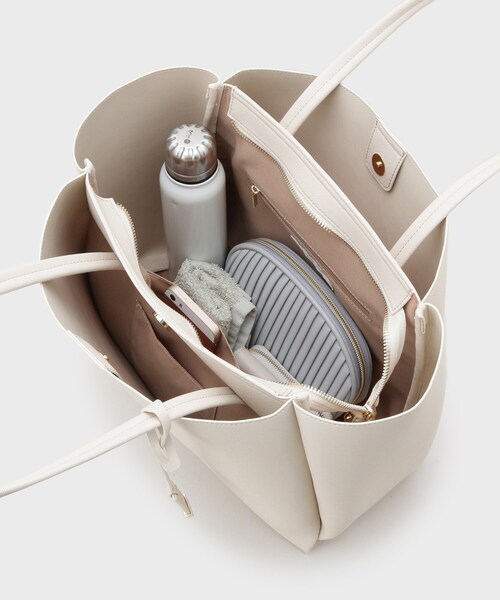 OPAQUE.CLIP(オペークドットクリップ)の「【軽量/A4サイズ対応】サフィアーノ調3層トートバッグ(トートバッグ・レディース・アイボリー/ベージュ/ブラック・00)」の19枚目の写真