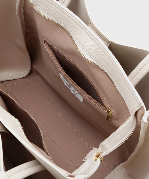 OPAQUE.CLIP(オペークドットクリップ)の「【軽量/A4サイズ対応】サフィアーノ調3層トートバッグ(トートバッグ・レディース・アイボリー/ベージュ/ブラック・00)」の20枚目の写真