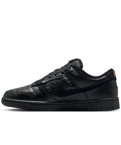 NIKE(ナイキ)の「NIKE Dunk Low(ナイキ ウィメンズ ダンク LOW SS)(スニーカー・レディース・ブラック系/レッド系・23cm/23.5cm/24cm/24.5cm/25cm/27cm/28cm/29cm/25.5cm/26cm/26.5cm/27.5cm/28.5cm)」の4枚目の写真