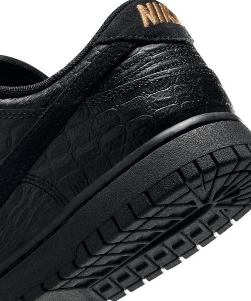 NIKE(ナイキ)の「NIKE Dunk Low(ナイキ ウィメンズ ダンク LOW SS)(スニーカー・レディース・ブラック系/レッド系・23cm/23.5cm/24cm/24.5cm/25cm/27cm/28cm/29cm/25.5cm/26cm/26.5cm/27.5cm/28.5cm)」の12枚目の写真
