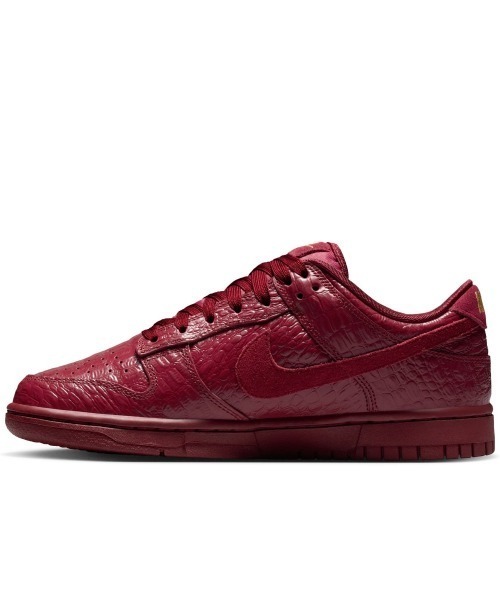 NIKE(ナイキ)の「NIKE Dunk Low(ナイキ ウィメンズ ダンク LOW SS)(スニーカー・レディース・ブラック系/レッド系・23cm/23.5cm/24cm/24.5cm/25cm/27cm/28cm/29cm/25.5cm/26cm/26.5cm/27.5cm/28.5cm)」の14枚目の写真