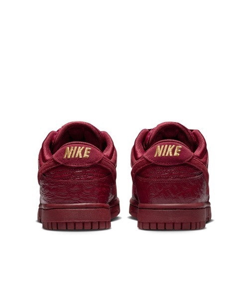 NIKE(ナイキ)の「NIKE Dunk Low(ナイキ ウィメンズ ダンク LOW SS)(スニーカー・レディース・ブラック系/レッド系・23cm/23.5cm/24cm/24.5cm/25cm/27cm/28cm/29cm/25.5cm/26cm/26.5cm/27.5cm/28.5cm)」の17枚目の写真