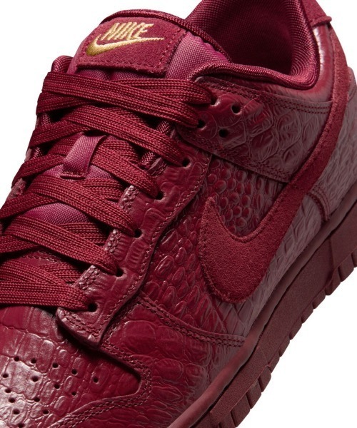 NIKE(ナイキ)の「NIKE Dunk Low(ナイキ ウィメンズ ダンク LOW SS)(スニーカー・レディース・ブラック系/レッド系・23cm/23.5cm/24cm/24.5cm/25cm/27cm/28cm/29cm/25.5cm/26cm/26.5cm/27.5cm/28.5cm)」の21枚目の写真