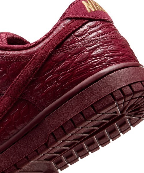 NIKE(ナイキ)の「NIKE Dunk Low(ナイキ ウィメンズ ダンク LOW SS)(スニーカー・レディース・ブラック系/レッド系・23cm/23.5cm/24cm/24.5cm/25cm/27cm/28cm/29cm/25.5cm/26cm/26.5cm/27.5cm/28.5cm)」の22枚目の写真