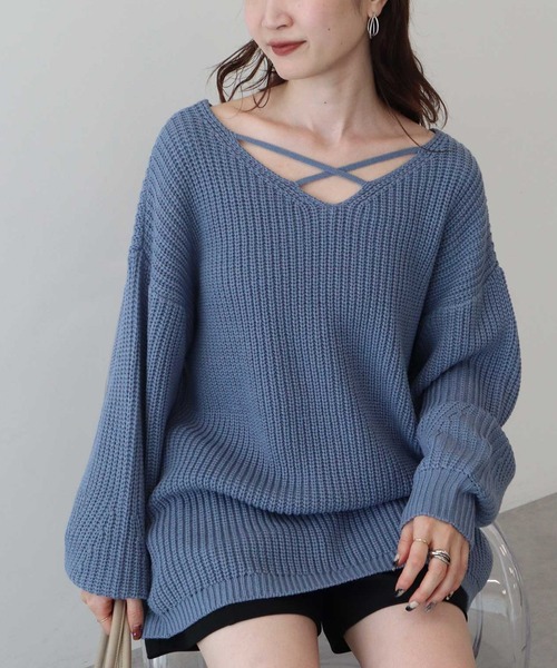 earth music&ecology(アースミュージックアンドエコロジー)の「【毛玉防止/2WAY】アンチピリングクロスネックルーズニット(ニット/セーター・レディース・アイボリー/ブラック/グレー/サックスブルー・FREE)」の1枚目の写真