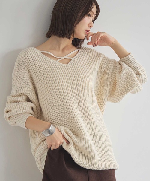 earth music&ecology(アースミュージックアンドエコロジー)の「【毛玉防止/2WAY】アンチピリングクロスネックルーズニット(ニット/セーター・レディース・アイボリー/ブラック/グレー/サックスブルー・FREE)」の2枚目の写真