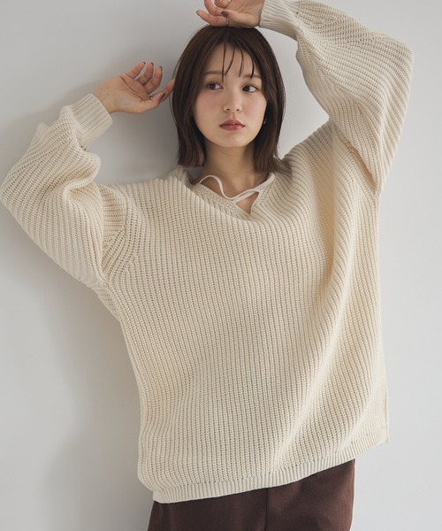 earth music&ecology(アースミュージックアンドエコロジー)の「【毛玉防止/2WAY】アンチピリングクロスネックルーズニット(ニット/セーター・レディース・アイボリー/ブラック/グレー/サックスブルー・FREE)」の14枚目の写真