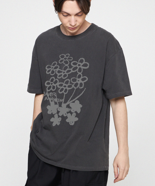 GRAVER（グレーバー）の「[ユニセックス]フラワーブーケドローイングピグメント半袖Tシャツ_ブラックチャコール（Tシャツ/カットソー・レディース・チャコール・SMALL/MEDIUM/LARGE/X-LARGE）」の3枚目の写真
