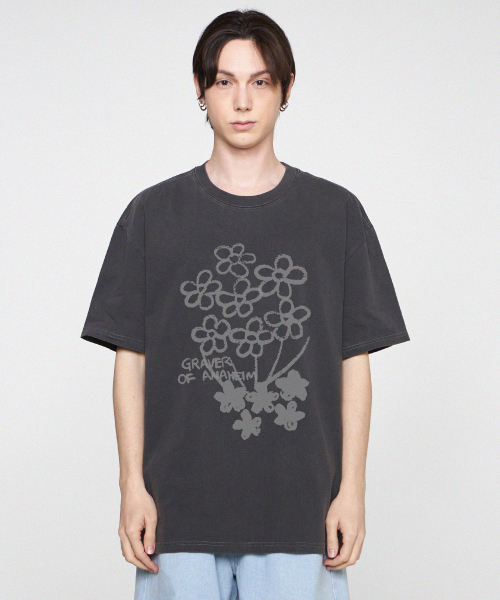 GRAVER（グレーバー）の「[ユニセックス]フラワーブーケドローイングピグメント半袖Tシャツ_ブラックチャコール（Tシャツ/カットソー・レディース・チャコール・SMALL/MEDIUM/LARGE/X-LARGE）」の2枚目の写真