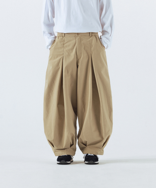 ANGLAN（アングラン）の「Unbalance Long Tuck Balloon Pants - Beige（その他パンツ・メンズ・その他・FREE）」の6枚目の写真