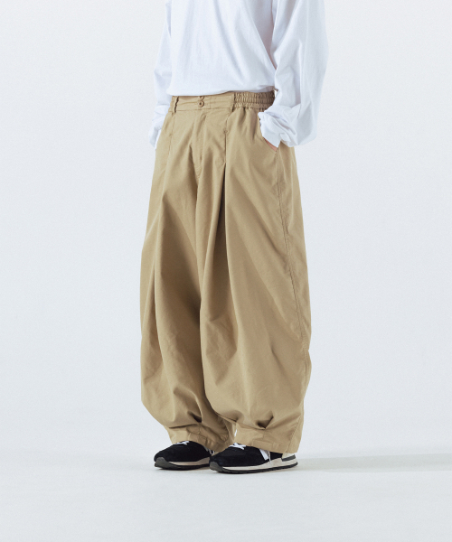 ANGLAN（アングラン）の「Unbalance Long Tuck Balloon Pants - Beige（その他パンツ・メンズ・その他・FREE）」の7枚目の写真