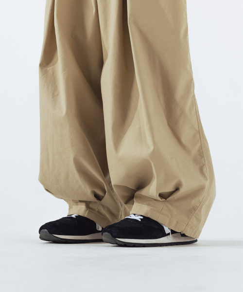 ANGLAN（アングラン）の「Unbalance Long Tuck Balloon Pants - Beige（その他パンツ・メンズ・その他・FREE）」の2枚目の写真