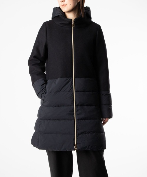 HERNO(ヘルノ)の「HERNO CAPE ECOWOOL ECOAGE DOWN COAT ヘルノ ケープ エコウール エコエイジ ダウンコート(ダウンジャケット/コート・レディース・ダークブルー/クリーム/ブラック・42/44/40)」の2枚目の写真