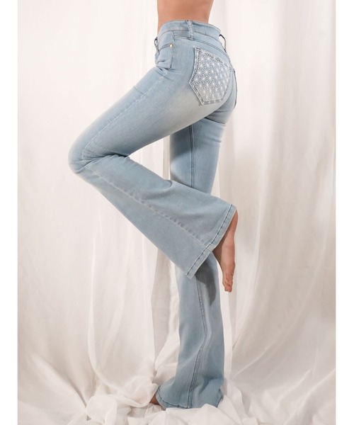 AMATERAS 刺繍入りフレアジーンズライトブルー 着画あり スキニー デニム AMATERAS（アマテラス）の「flare stretch asanoha denim（デニム