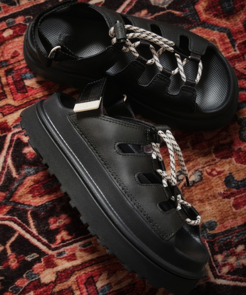 UGG(アグ)の「UGG W GOLDENGLOW TOGGLE / アグ ゴールデングロウ トグル(サンダル・レディース・ブラック・25.0cm/24.0cm/23.0cm/26.0cm/22.0cm)」の3枚目の写真