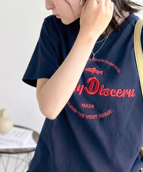 Java(ジャバ)の「《JaVaジャバコラボ》刺繍とプリントが織りなす唯一無二のデザイン。綿100%おさかな刺繍Tシャツ(Tシャツ/カットソー・レディース・ブラウン/チャコール/グレー/ネイビー・SMALL/MEDIUM/X-LARGE/LARGE)」の1枚目の写真