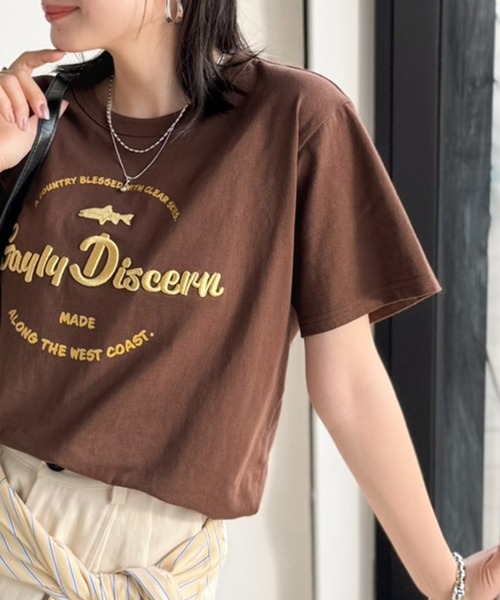 Java(ジャバ)の「《JaVaジャバコラボ》刺繍とプリントが織りなす唯一無二のデザイン。綿100%おさかな刺繍Tシャツ(Tシャツ/カットソー・レディース・ブラウン/チャコール/グレー/ネイビー・SMALL/MEDIUM/X-LARGE/LARGE)」の4枚目の写真