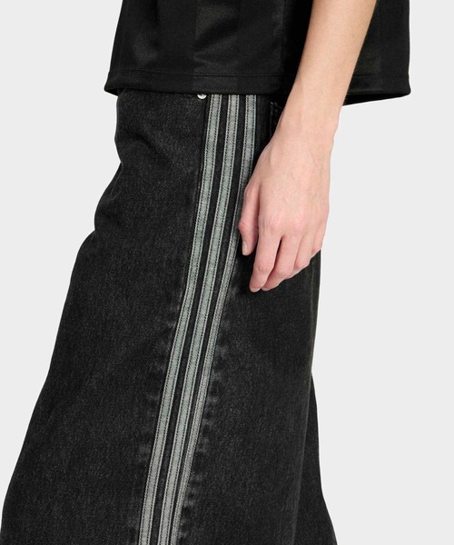 adidas（アディダス）の「ファイヤーバード アディレニウム トラックパンツ デニム / アディダスオリジナルス adidas Originals（デニムパンツ・レディース・ブラック・32W 30L/31W 30L/30W 30L/29/30/28/30/27/30/26/30/25/30/24/30）」の14枚目の写真