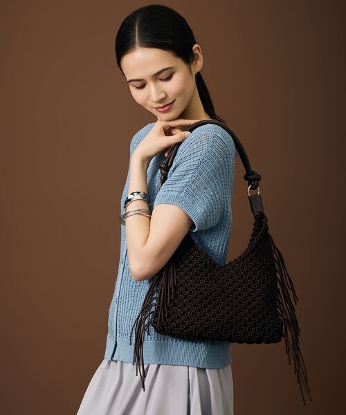 自由区(ジユウク)の「クロッシェフリンジ バッグ(ショルダーバッグ・レディース・ブラック系/ダークブラウン系・F)」の2枚目の写真