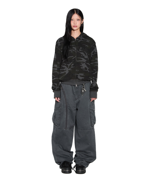 AAKAM(アーカム)の「Oblique Zippered Cargo Pants (Dark Gray)(その他パンツ・レディース・その他・1/2)」の4枚目の写真