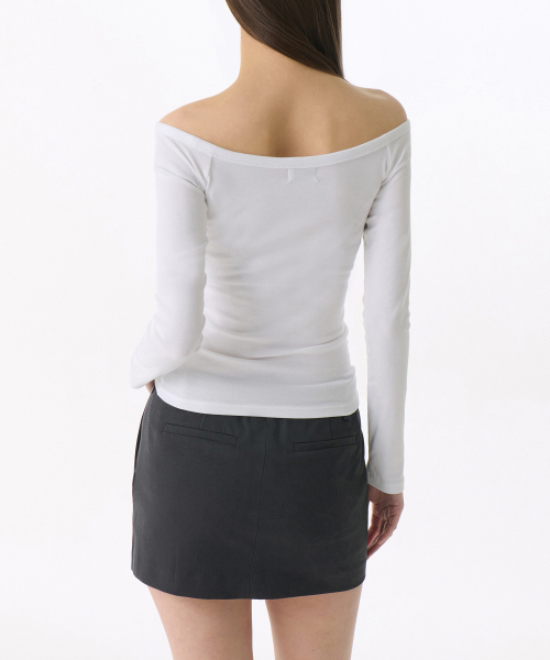 MUSINSA STANDARD WOMAN（ムシンサスタンダードウーマン）の「ウィメンズスリムオフショルダー長袖Tシャツ[ホワイト]（Tシャツ/カットソー・レディース・その他・MEDIUM/SMALL/X-SMALL/LARGE）」の2枚目の写真