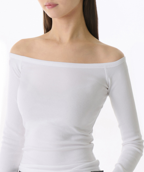 MUSINSA STANDARD WOMAN（ムシンサスタンダードウーマン）の「ウィメンズスリムオフショルダー長袖Tシャツ[ホワイト]（Tシャツ/カットソー・レディース・その他・MEDIUM/SMALL/X-SMALL/LARGE）」の3枚目の写真