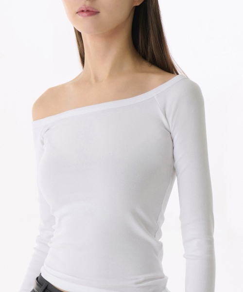 MUSINSA STANDARD WOMAN（ムシンサスタンダードウーマン）の「ウィメンズスリムオフショルダー長袖Tシャツ[ホワイト]（Tシャツ/カットソー・レディース・その他・MEDIUM/SMALL/X-SMALL/LARGE）」の4枚目の写真