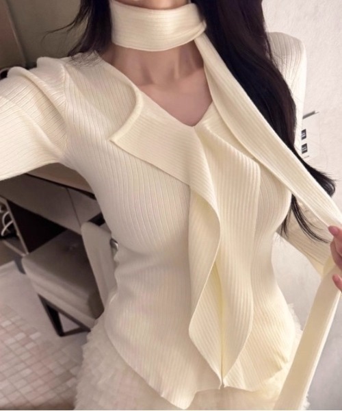 LADY LIKE(レディライク)の「【春夏新作】ストール付きフロントフリルもちもちトップス(Tシャツ/カットソー・レディース・アイボリー/ブラック/チャコールグレー・M)」の3枚目の写真